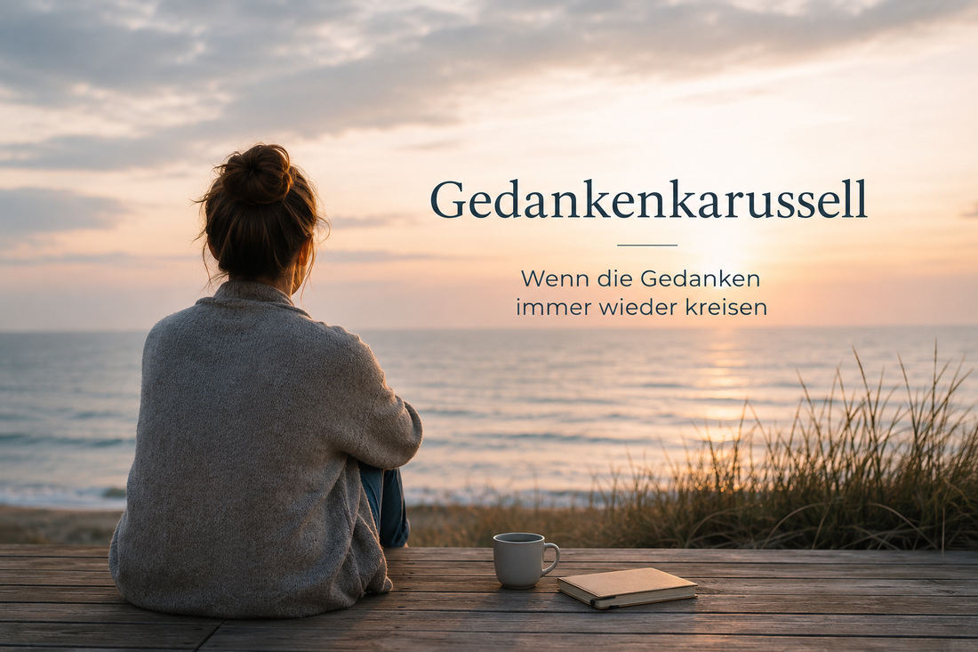 Nachdenkliche Frau am Meer bei Sonnenuntergang – Gedankenkarussell und kreisende Gedanken
